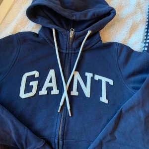  - Blå Gant hoodie stl. XS i nyskick, 250kr