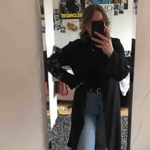 Lång trenchcoat från Monki. Oanvänd, så den är i bra skick!!! 