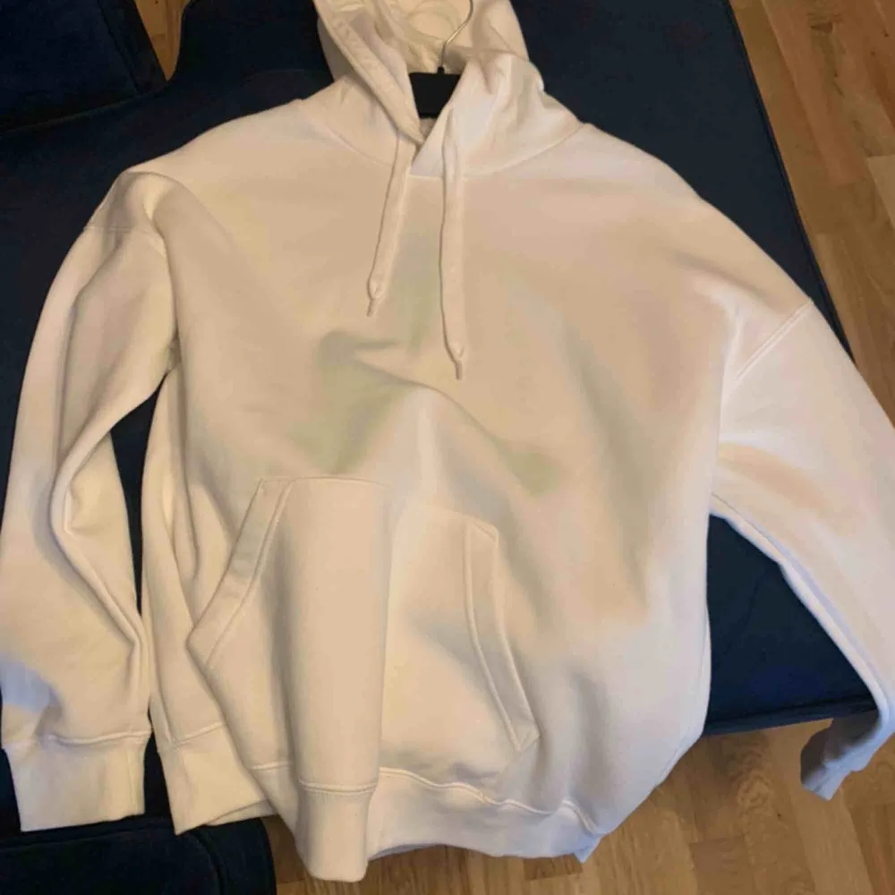 Vit hoodie  Helt oanvända  Storlek L ,men passar även S-M det beror på hur man vill att den sitter . Hoodies.