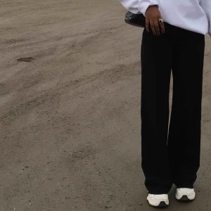  - Säljer dessa helt perfekta svarta byxor🥺💖🦋🦋🦋🦋dom sitter så fint och skönt mot kroppen men har flera liknande så säljer dessa! Skriv för fler bilder