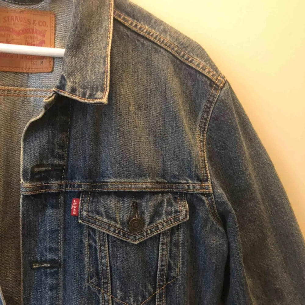 Jeansjacka från Levis. Storlek M (herrstorlek) Nyskick, nypris 1200kr. Finns i Gävle men kan skickas, köparen betalar frakt. Jackor.