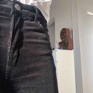  - Här är ett par väldigt fina svarta manchesterbyxor ifrån Monki. Säljer pga att jag inte har någon användning för dem längre. Byxorna är i väldigt fint skick och passar mig som är 166. 💥💥 