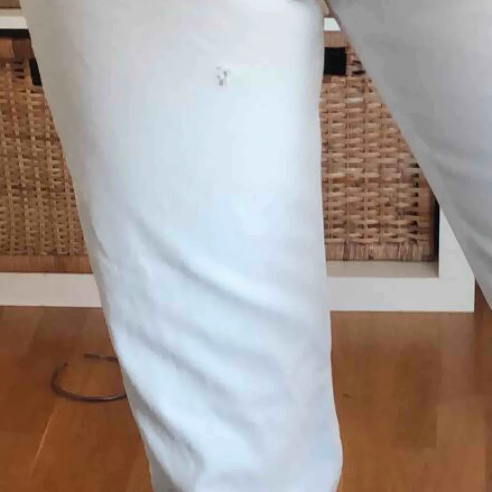 Vita jeans i modellen row ifrån Weekday⚡️⚡️ sitter svin bra men har nu blivit lite små för mig. Ett litet hål på byxorna💞💞💞💞💞. Jeans & Byxor.