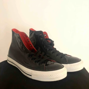  - Svart lackade converse, helt oanvända. Finns att hämta på Hisingen, Göteborg. 