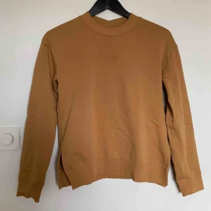  - Tröja i fint skick, använd ett fåtal gånger.  Frakt tillkommer