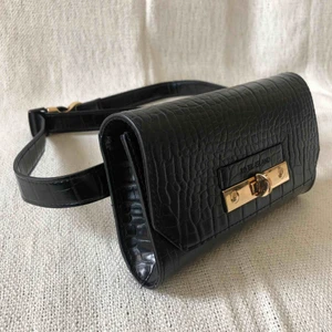  - Magväska med krokodilmönster och gulddetaljer.  Hämtas upp i Stockholm eller köpare står för frakt.