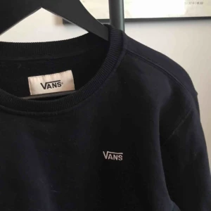  - VANS tjocktröja i toppenbra skick. Storlek L men jag har använt den som en oversized tröja/klänning. 