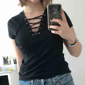  - Ribbstickad T-shirt med snörning framtill, köpt från BikBok💖10/10 skick, använd fåtal gånger pga stor storlek💖 Storlek L, true to size 