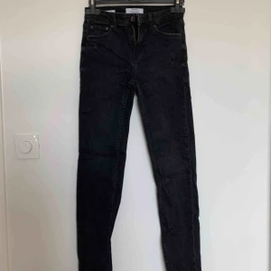  - Svarta jeans med snygga slitningar. Sitter som en smäck. Superfina men har hunnit växa ur dom. Frakt INGÅR inrikes. 