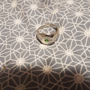 Silver ring med gröndiamant. - De här en fake silver kring me den diamant i sig som är grön.