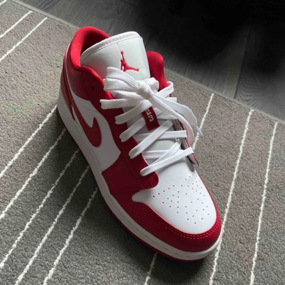 HELT NYA, oanvända Jordan 1s i storlek 38,5. Möts i Sthlm, kan eventuellt frakta mot fraktkostnad. Tar bud från 600!  Kom gärna med bud i kommentarerna Bin 950kr  Lowest ask på stockX 93$ GOAT bin 95$. Skor.