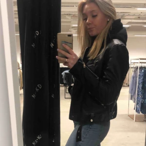  - Säljer nu min snyggaste oversize biker jacka från nakd. 🥵🥵⚡️ Den e ganska ny beställde den nog i början av mars , Säljer pågrund av ingen användning, perfekt i skicket.  Köparen står för frakten ‼️‼️