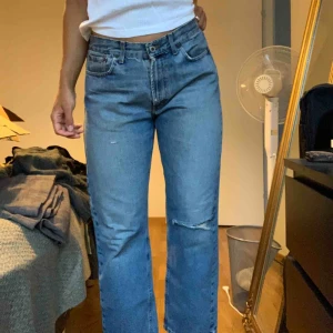  -  Loosefit jeans med  snygga slitningar👖 🌟 Raka i benen. Har normalt 29-30 i jeans men sitter väldigt snyggt loosefit