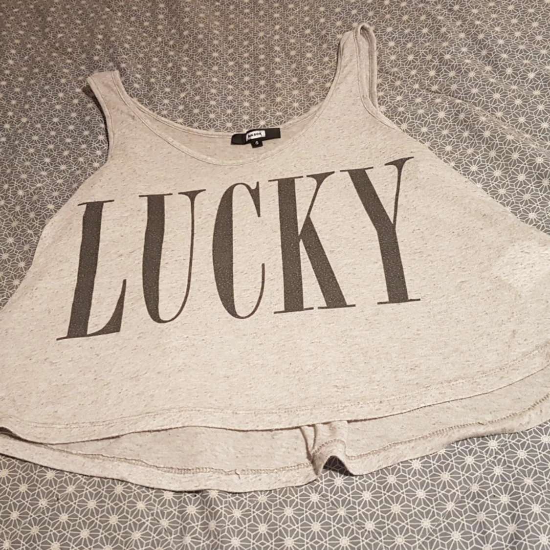 Ett grått lime med text. - 90