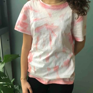  - Hemmagjord Tie Dye tröja 💕 Storlek S i men’s size. 130 kr inklusive frakt. Färgen är lite ljusare i verkligheten