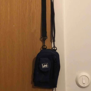  - Liten väska från Lee som säljs då ja aldrig använder den. Skick är 7/10 då en del av spännet är borta vilket inte är ett problem om man inte springer. Möter nt upp i just nu pga C-19 så köparen betalar frakt