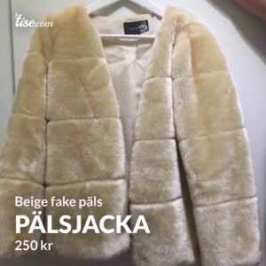  - En beige päls jacka i fint skick knappt använd! 