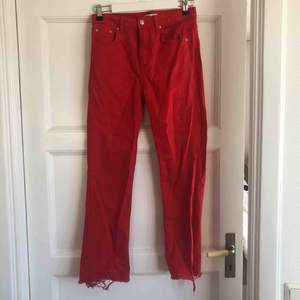 Jättesnygga röda jeans i storlek 36 från Gina Tricot. Säljer de pga att jag inte använder de o de är för små. Använda en gång, på en festival. Byxor som passar perfekt för fest, festival eller bara i vardagen. Kan mötas upp runt sthlm annars frakt