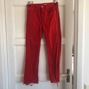  - Jättesnygga röda jeans i storlek 36 från Gina Tricot. Säljer de pga att jag inte använder de o de är för små. Använda en gång, på en festival. Byxor som passar perfekt för fest, festival eller bara i vardagen. Kan mötas upp runt sthlm annars frakt