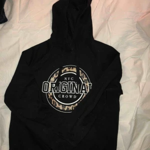 Gina tricot  - Säljer denna svarat hoodie med mönster  från Gina tricot 🤍🤍