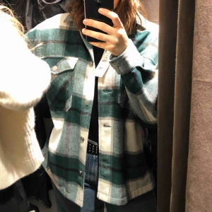  - Säljer nu min gröna skjortjacka från zara! Är i strl L men passar även folk i mindre storlekar. Kan även tänka mig att byta mot en liknande i en annan färg. 