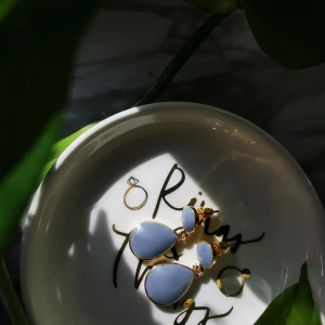 Blågråa Örhängen 💫 - Snygga blågråna örhängen. Skulle säga att de är mer blå än gråa. Oavsett, väldigt fina! Om de ska fraktas tillkommer en extra fraktkostnad på 11 KR. 📩 