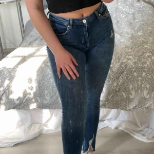  - Säljer mina assnygga lite mörkare jeans från H&M!Säljer då jag nästan har ett exakt likadant par! Aldrig använda utan bara testade, precis som nya! Fråga gärna om det är något ni undrar! Frakt tillkommer:)