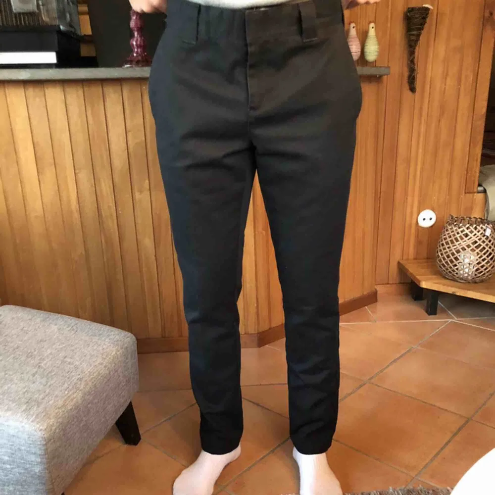 Svarta dickies slim fit byxor som knappt är använda. Jeans & Byxor.