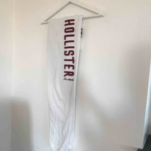  - Vita mjukisbyxor från Hollister i strl XS, passar även S. Använda men fortfarande sköna! Köpare står för eventuell frakt💗⚡️