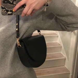  - Köpte förra veckan men tycker inte den passar mig riktigt , jätte fin och man kan göra bandet långt! 