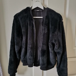 Tröja/jacka fluffig  - En jacka/tröja i fluffigt svart material 