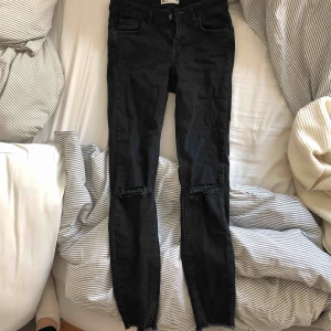  - Otroligt fina jeans från ginatricot med slitningar. Aldrig använda. Storlek 34. 70 kr + frakt.