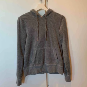  - Grå luvtröja från h&m i sammet, jätteskön & i bra skick💓 tveka inte på att skriva till mig vid funderingar! 