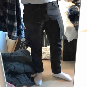  - G-star cargobyxor i hyfsat bra skick för att vara använd. Färgen är svart (dåligt ljus på bilderna)  Köpare står för frakt :)