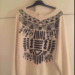  - Jättefin tröja med tryck, lite oversized!