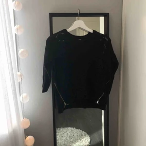  - Fin svart stickad tröja med trekvartsärm från Vero Moda, har dragkedjor vid midjan. Frakten är inkluderat i priset 