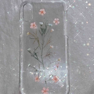  - Säljer en jätte fint iphone x skal😍 Det är blommig genomskinligt köparen står för frakten.frakten är 11kr 