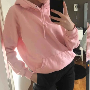  - En rosa hoddie från BikBok, sitter jätte bra och gillar verkligen passformen men den kommer inte till användning längre. Har tyvärr blivit lite nopprig på armarna b.la. Skulle även säga att den mer är S då den inte sitter så tajt💗💗💗