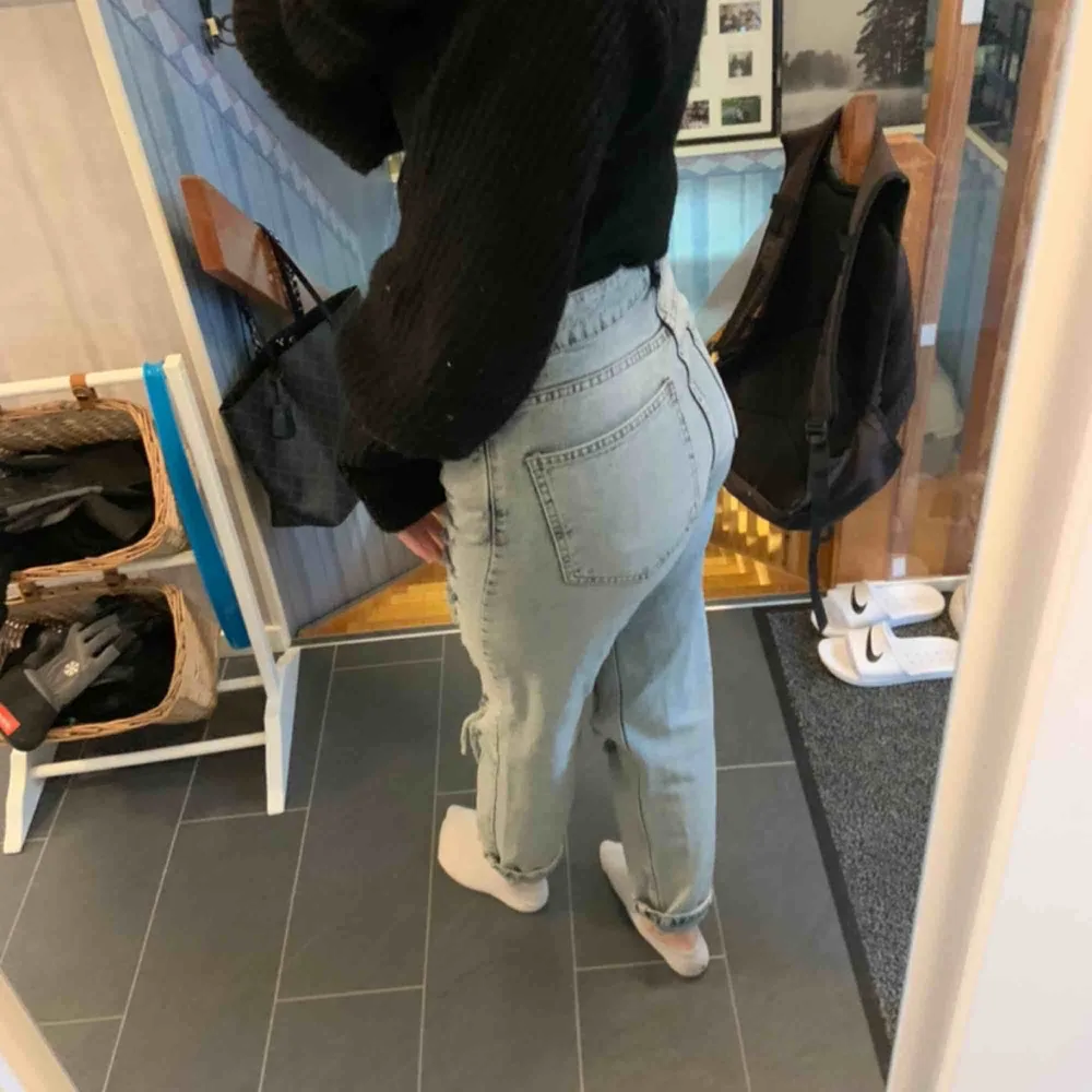 Boyfriend jeans från boohoo. Sparsamt använda. 90kr + 79kr frakt . Jeans & Byxor.
