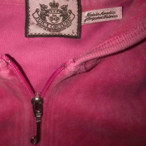 Mysig hoodie  - Jättefin, inga defekter förutom en liten fläck som säkert går bort i tvätten (se bild 2). Säljer pga att den inte används längre! Storlek L i barnstorlek alltså  xs/s i dam!