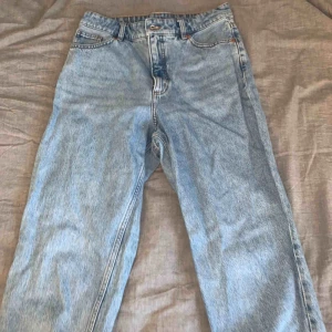  - Ett par jättefina jeans från monki😊Köpte dom här på Plick  men de passade tyvärr inte. Frakten ingår i priset🤗