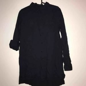  - Svart /mörkblå skjorta :) går ev att använda som klänning men e supersöt över jeansshorts och en  t-shirt.  Frakt tillkommer