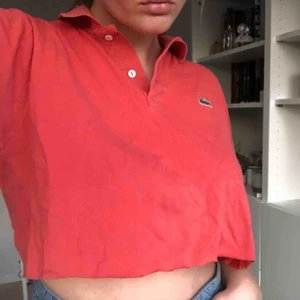  - Croppad pikétröja från Lacoste!! Lite ojämnt klippt, därav det låga priset... köpt vintage! Den är i en stor storlek men vet inte riktigt vilken. Superfin färg nu till våren och sommaren❤️