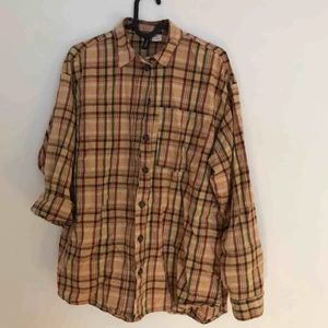  - Snygg skjorta som passar bra med jeans och sneakers eller som en lätt kofta under sommaren.  Frakt tillkommer