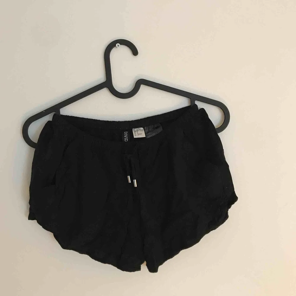 Basic svarta shorts i tunt material. Mysiga som pyjamasshorts eller över en bikini på stranden. . Shorts.