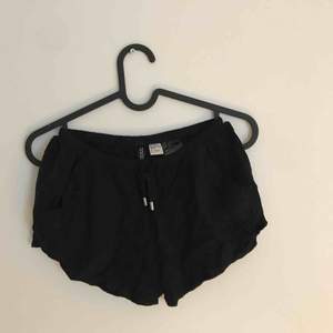 Basic svarta shorts i tunt material. Mysiga som pyjamasshorts eller över en bikini på stranden. 
