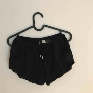  - Basic svarta shorts i tunt material. Mysiga som pyjamasshorts eller över en bikini på stranden. 