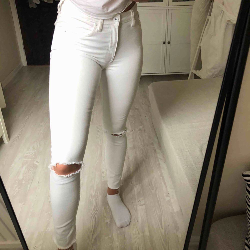 Vita jeans från hm!! Riktigt snygga till sommaren, dock för små för mig! Pris+frakt❤️. Jeans & Byxor.