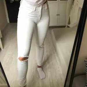 Vita jeans från hm!! Riktigt snygga till sommaren, dock för små för mig! Pris+frakt❤️