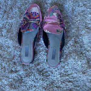  - Skor från Nelly, använt en gång och i fint skick med gulddetalj där fram. 